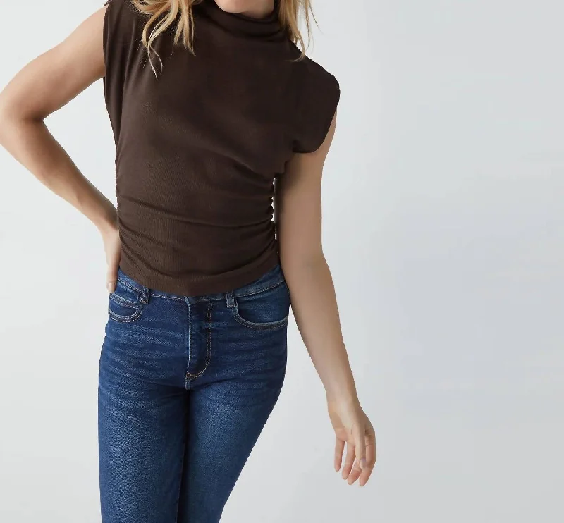Amara Power Shoulder Tee In Java Boxy Fit Fitted Loose