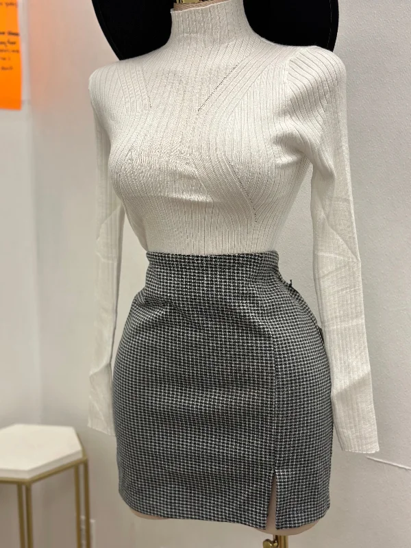 Mini Plaid Black and White Skirt- No Estira, Not Stretchy asymmetrical skirt cut